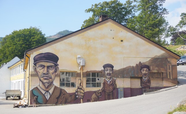 Många husfasader hade blivit konstverk i Rosendal. 