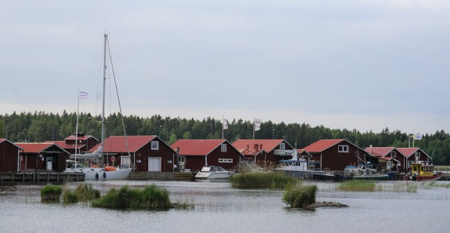 Vera förtöjd i fiskehamnen Spiken, i Kållandsö skärgård, i Vänern. 