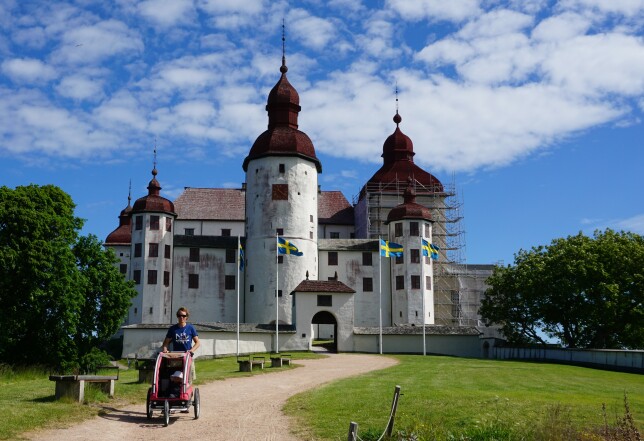 Läckö slott har en egen gästhamn men när vi ändå låg i Spiken, på gångavstånd från slottet, valde vi att istället promenera dit. 